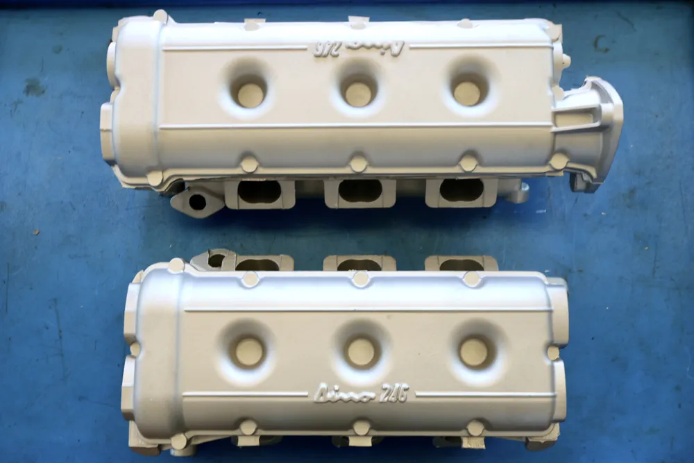 Coperchi delle camme della testata Lancia Stratos 24V appena fusi in alluminio